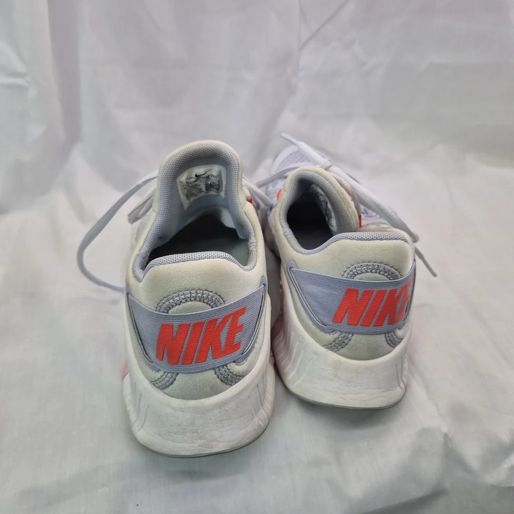 8.5 Nike Metcon‎ Athletic Shoes in Gray and Pink